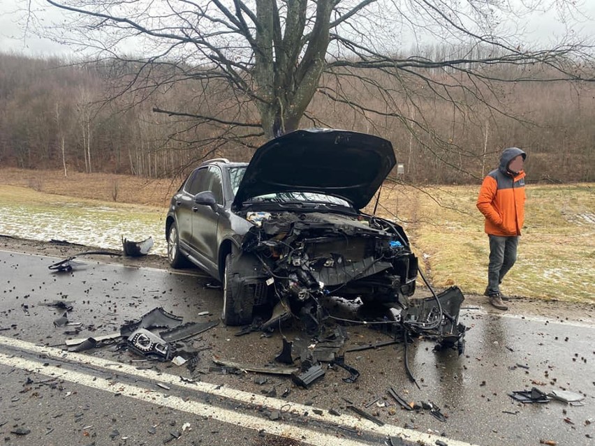 Wypadek na trasie Kartuzy - Smętowo Chmieleńskie 13.03.2021 r. Cztery osoby zostały ranne