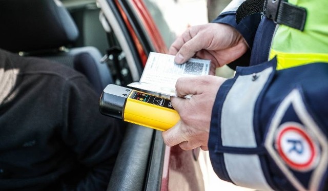 Mundurowi elektronicznie zatrzymali mu uprawnienia do kierowania pojazdami, a samochód zabezpieczyli na parkingu strzeżonym.