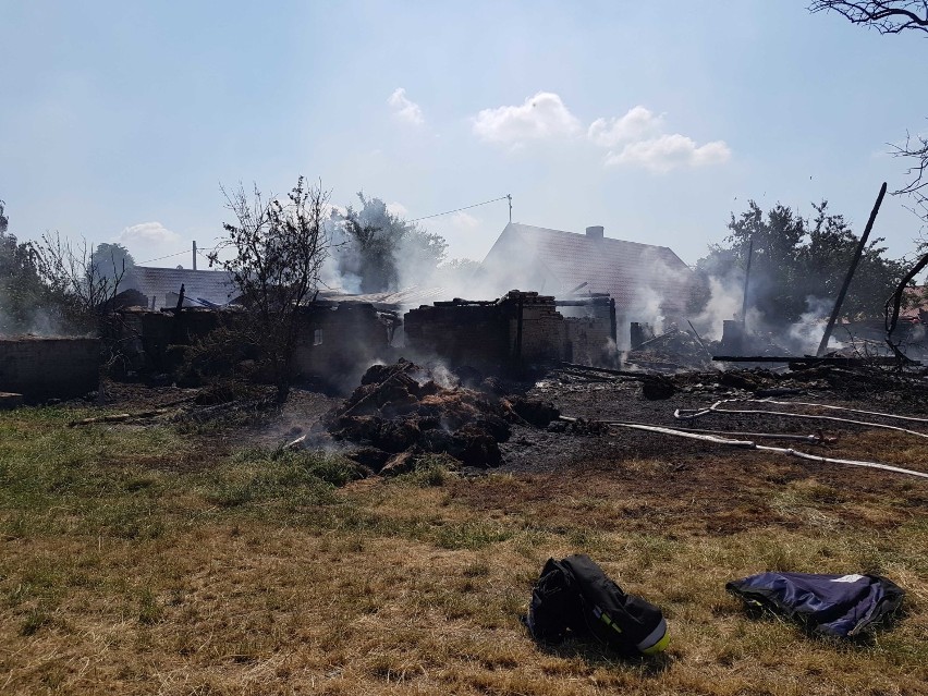 Pożar w gminie Koczała. Spłonęły budynki gospodarcze sołtys Załęża. Pilnie potrzebna jest pomoc [zdjęcia]
