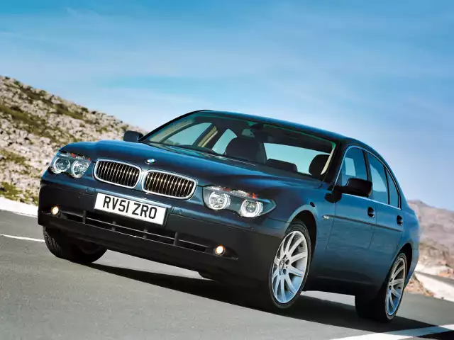BMW 7 (2001 – 2005)„Siódemka” która weszła na rynek w 2001 r. stała się ogromną sensacją. Przyćmiła swoich najgroźniejszych rywali w klasie i była na ustach całego motoryzacyjnego świata. A wszystko za sprawą ogromnej ilości elektroniki zaaplikowanej do samochodu, który stał się swoistym komputerem na kołach.Fot. BMW