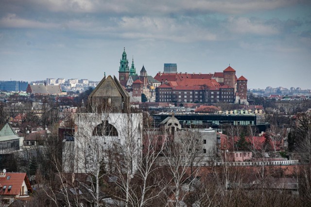 W Śródmieściu Krakowa, gdzie jest najdrożej, ceny poszły w górę o jedną piątą i za metr trzeba już zapłacić ponad 12,5 tys. zł. Są jednak dzielnice, gdzie stawki są wyraźnie, bo nawet o 4,5 tys. zł, mniejsze. Jeśli chcesz poznać szczegóły, kliknij w przycisk "zobacz galerię" i przesuwaj zdjęcia w prawo - naciśnij strzałkę lub przycisk NASTĘPNE.