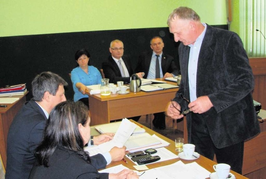 Naczelnik Tadeusz Wróblewski (z prawej) na sesję Rady...