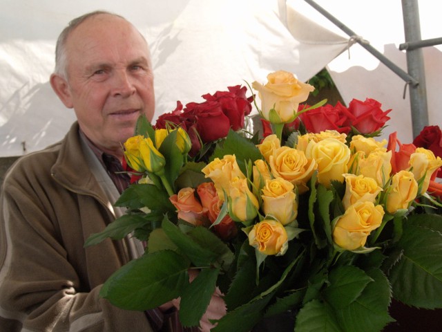 Zbigniew Markowski od 20 lat uprawia róże pod szkłem. Część kwiatów sprzedaje na targowisku, ma tu swoje stałe stoisko.