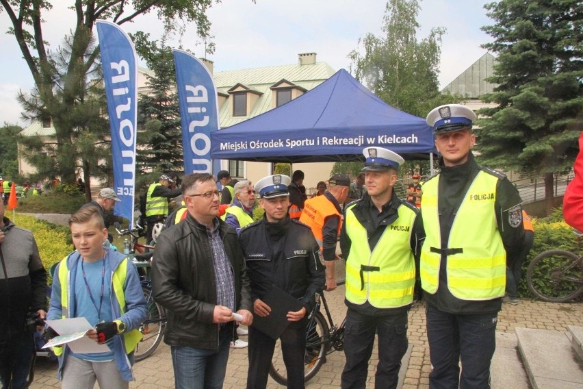 Ponad 600 osób uczestniczy w XIII Rodzinnej Majówce Rowerowej z biskupem Marianem Florczykiem[DUŻO ZDJĘĆ]