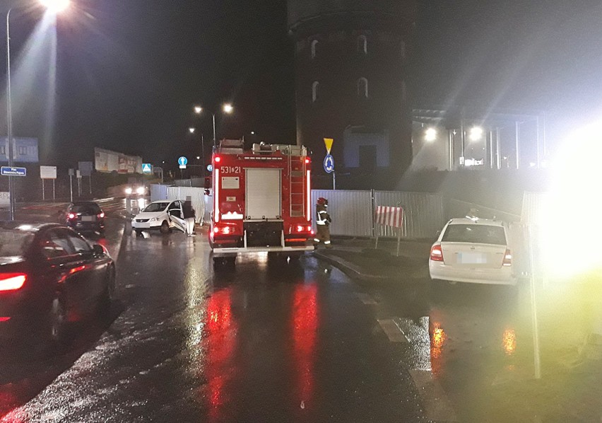 Auta zderzyły się na rondzie w Stargardzie. W zdarzeniu brało udział dziecko. ZDJĘCIA