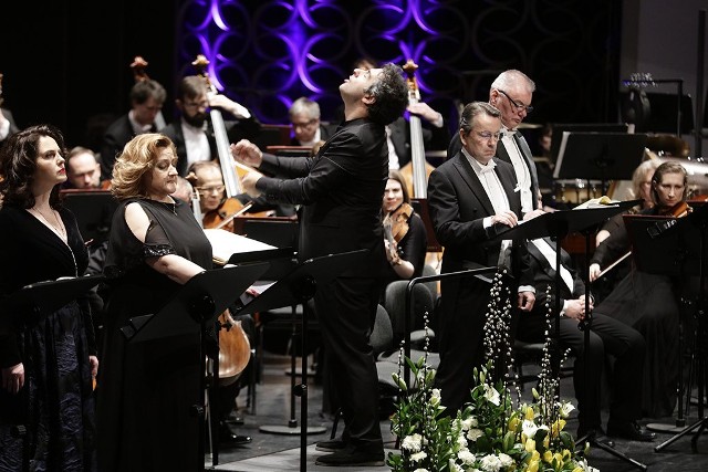 Sergey Sambatyan dyryguje Chórem i Orkiestrą Filharmonii Narodowej podczas koncertu finałowego "Siedem bram Jerozolimy" w Teatrze Wielkim Operze Narodowej