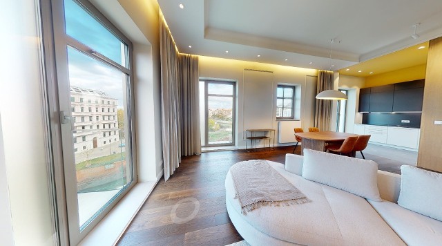 Apartament o powierzchni aż 95,12 m kw, na czwartym piętrze Młyna Maria można wynająć miesięcznie za kwotę 12 500 złotych. Tak wyglądają jego wnętrza