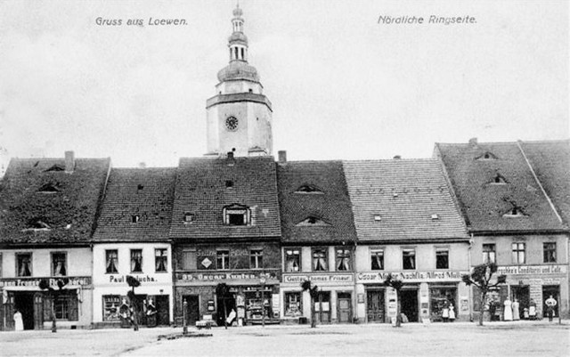 Rynek 33 w Lewinie Brzeskim (trzecia kamienica od lewej), tu mieściła się masarnia Frenzlów.