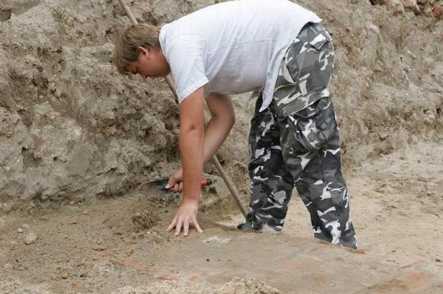 Krzysztof Socha w czasie prac archeologicznych, prowadzonych na starym mieście w Kostrzynie.