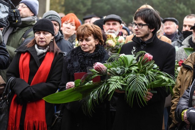 Pogrzeb Bohdana Smolenia: Tłumy żegnały aktora na cmentarzu w Przeźmierowie [ZDJĘCIA]