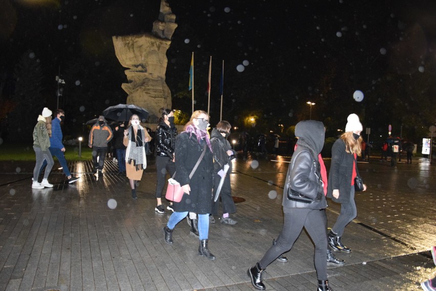 Protestujący w Opolu we wtorek szli przez miasto w deszczu.