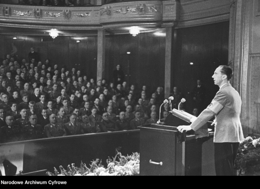 Poznań został zajęty przez Niemców 10 września 1939 roku. W...