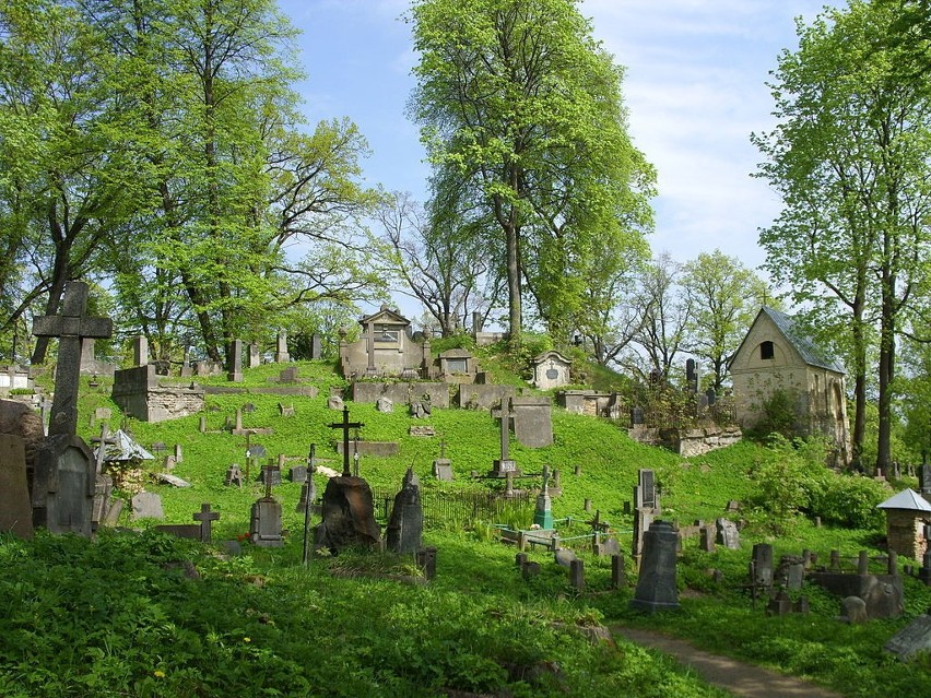 Na terenie wileńskiej nekropolii pochowani są m.in.: Józef...