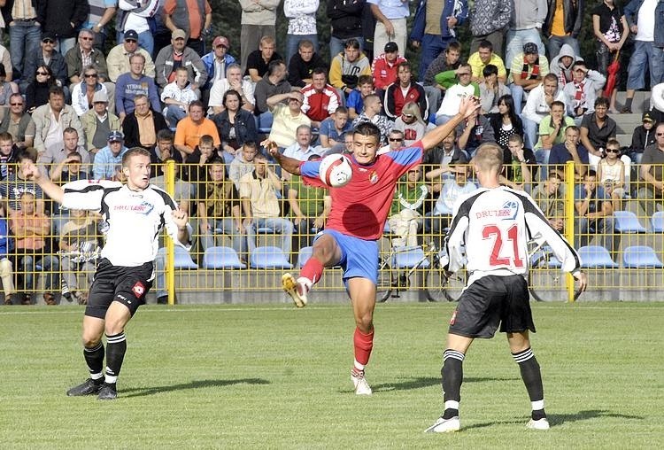 Bezbramkowym remisem zakonczyly sie na stadionie przy ul....