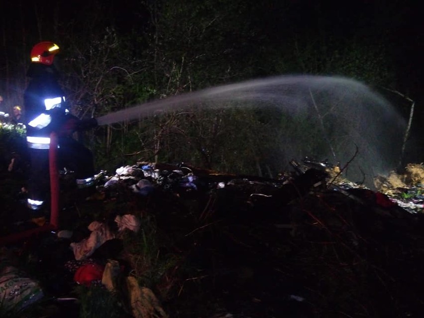 Strażacy z Radoszyc gasili pożar dzikiego wysypiska śmieci [ZDJĘCIA]