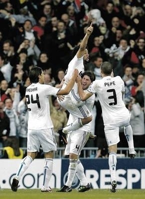 Zdobywca gola dla Realu Madryt Marcelo na rękach kolegów Fot. PAP/EPA/Ballesteros