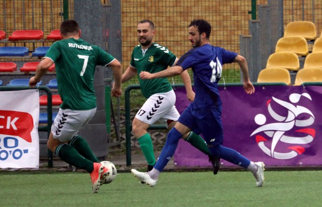 W jedynym niedzielnym meczu grupy 1 klasy A, rezerwy Broni wysoko pokonały drużynę Wisły Chotcza. BROŃ II RADOM - WISŁA CHOTCZA 9:0 (3:0) Bramki: Grudzień 1, 36, 75, samobójcza 14, Sułecki 55, 63, 70 Hernandez 58, Wiecaszek 79Broń II: Tuzimek - Krzyżanowski,  Niewola, Warych, Kielbasa,  Drachal, Więcaszek, Chełstowski (10 Lis), Grudzień,  Hernandez, Sułecki. Młody zespół Broni wzmocniony został tylko jednym trzecioligowym graczem, Elianem Hernandezem, który w sobotę pauzował za kartki. W rezerwach okazał się bardzo pomocny, bo w środku pola dobrze sterował młodymi zawodnikami. Wisła przy stanie 2:0 nie wykorzystała rzutu karnego. NA KOLEJNYCH SLAJDACH ZOBACZ ZDJĘCIA Z MECZU ===>>>