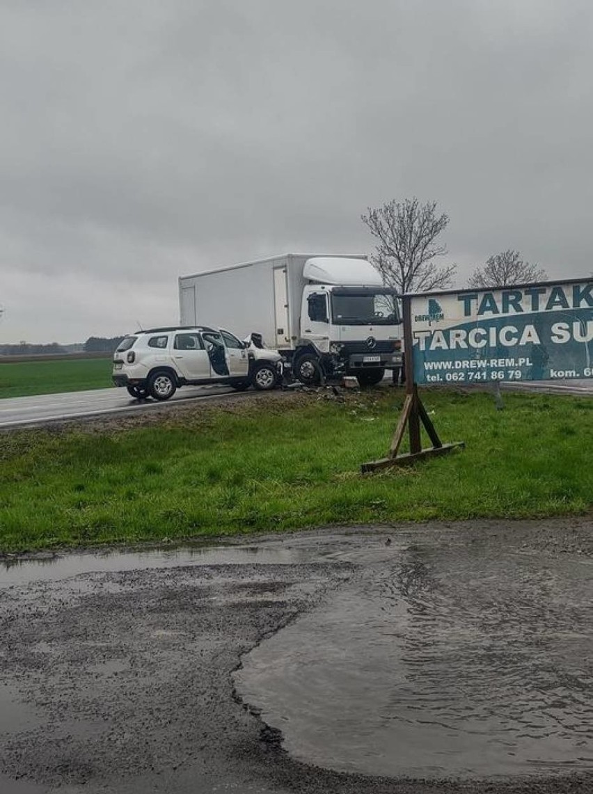 Wypadek dwóch ciężarówek i samochodu osobowego. Dwie osoby...