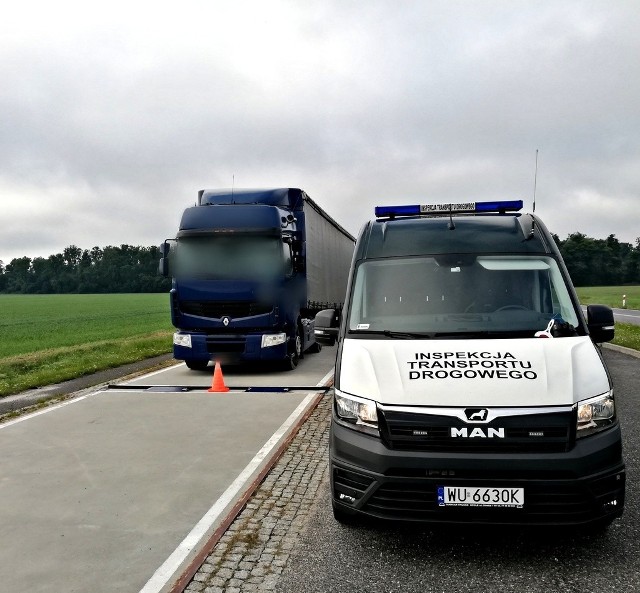 Inspektorzy ITD z Kędzierzyna-Koźla zatrzymali ciężarowe renault na punkcie kontrolnym w Księżym Lesie.