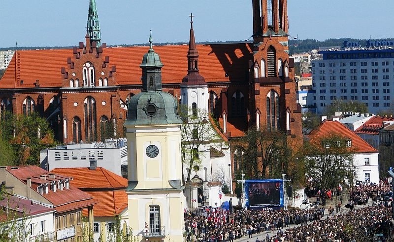 Krzysztof Putra. Rozpoczął się pogrzeb wicemarszałka. Tłumy pod katedrą (zdjęcia)