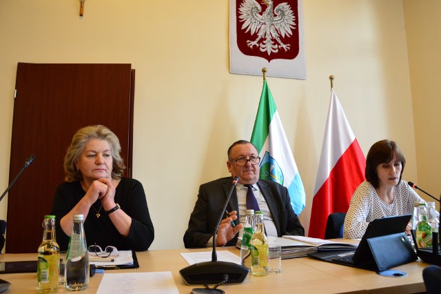 Prezydium Rady Miejskiej w Myślenicach już tak nie wygląda. Miejsce  wiceprzewodniczącej Grażyny Ambroży (z prawej) zajął Mirosław Fita. Radni większością głosów zdecydowali o pozostaniu w prezydium Eleonory Lejdy-Kuklewicz (z lewej)