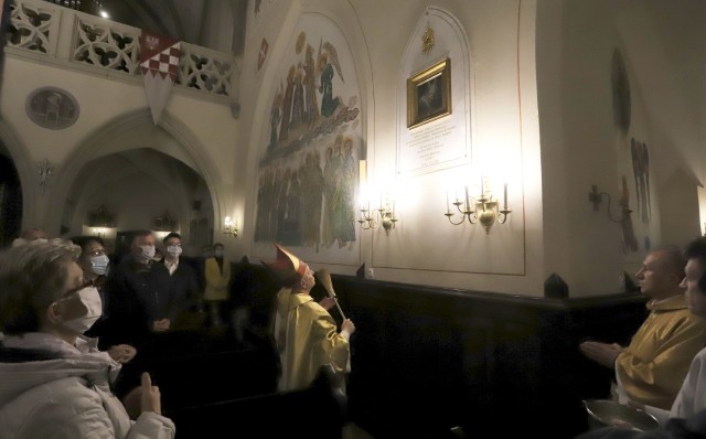 Tablicę ku czci Papieża poświęcił biskup Henryk Tomasik.