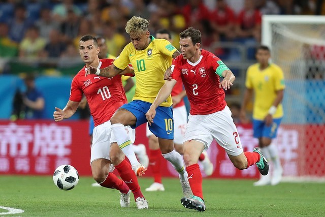 Neymar podczas jednego z wielu starć w pierwszym meczu reprezentacji Brazylii przeciwko Szwajcarii