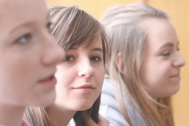 Egzamin dojrzałości w maju. Nie chcemy zmian - mówi Kamila (w środku), uczennica VIII LO przy ul. Piastowskiej. Na zdjęciu z lewej jej koleżanka Inga.