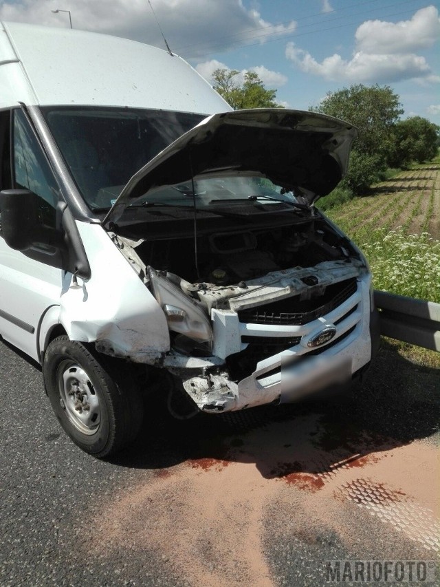 Osobowa skoda zderzyła się z dostawczym fordem w Źlinicach na drodze krajowej 45. Według wstępnych ustaleń policji 30-latka kierująca skodą nie udzieliła pierwszeństwa 28-letniemu kierowcy forda. Kobieta została przewieziona do szpitala. Do wypadku doszło w czwartek przed południem. Na miejscu były cztery zastępy straży pożarnej i opolska drogówka.