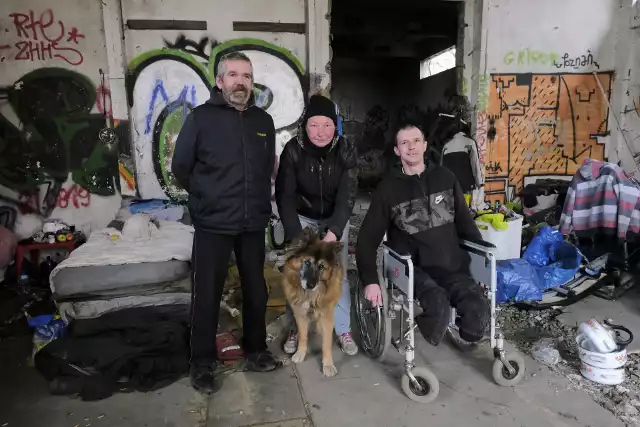 W bunkrach, schronach, opuszczonych domach czy nawet małych przyczepach - w takich miejscach żyją bezdomni w Poznaniu.