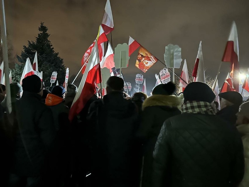 Jarosław Kaczyński na proteście przed Aresztem Śledczym w Radomiu! W geście solidarności z Mariuszem Kamińskim