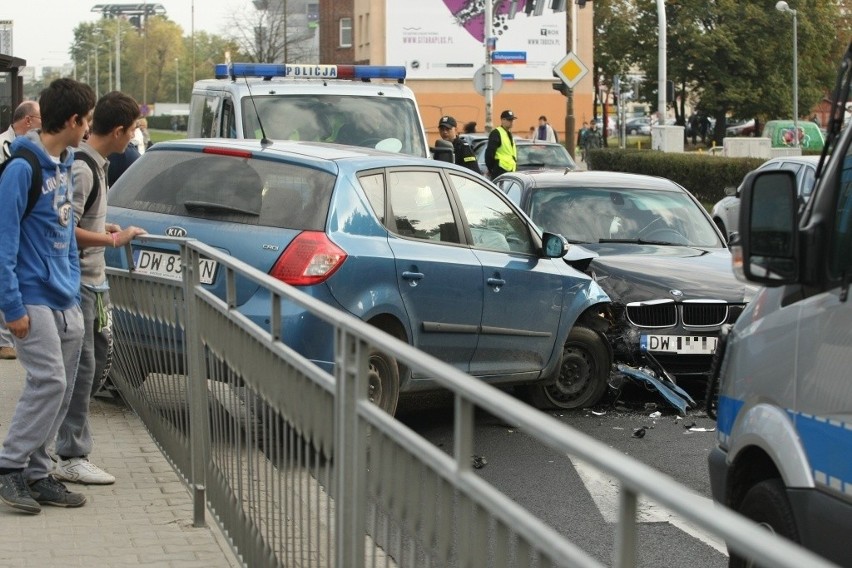 Wypadek na Legnickiej. Kierowca BMW jechał pod prąd (ZDJĘCIA)