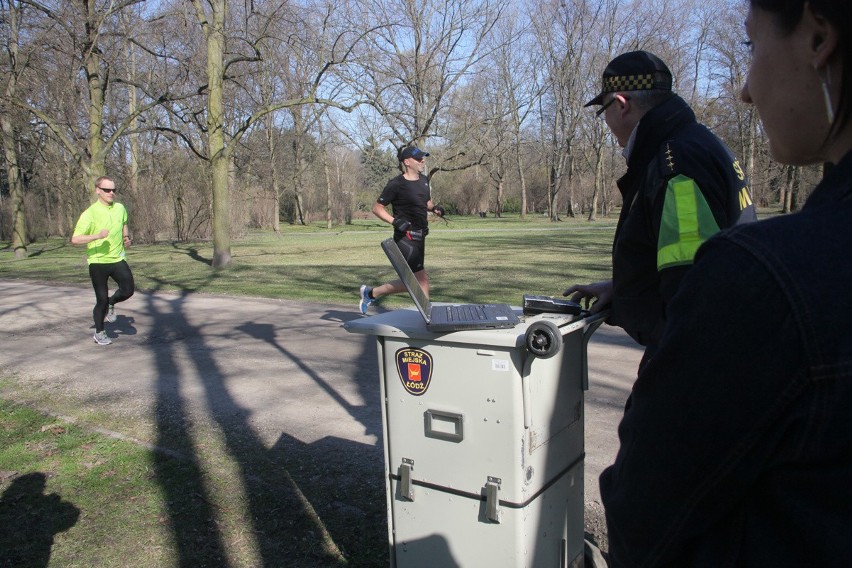 Strażnicy miejscy kontrolują... biegaczy. Fotoradar w parku Poniatowskiego [ZDJĘCIA+FILM]