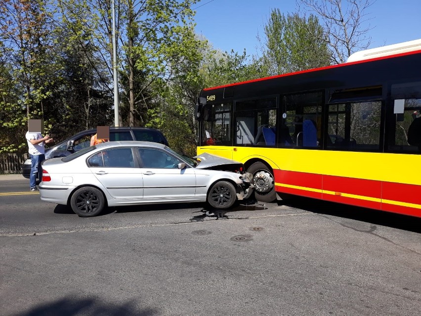 BMW wbiło się w autobus MPK na Strzegomskiej (ZDJĘCIA)