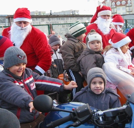 Każdy przedszkolak chciał usiąść na motocyklu, na którym przyjechał Mikołaj.