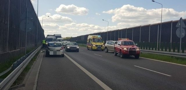 Trzy samochody osobowe zderzyły się na drodze w Cedzynie. Były utrudnienia