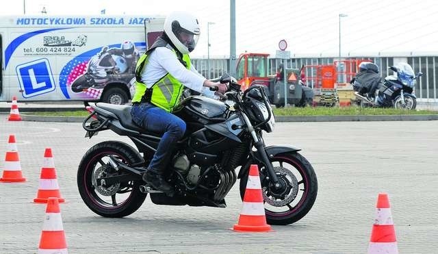 Wielu przyszłych motocyklistów, choć nie musi tego robić, uczy się jazdy na jednośladzie pod okiem instruktora