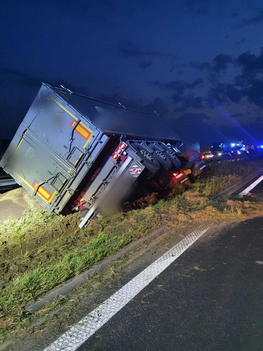 Ciężarówka utrudnia przejazd przez autostradę A4 w rejonie...