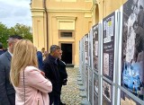 Wystawa o księdzu Romanie Kotlarzu przy kościele świętego Floriana w Koprzywnicy. Słynny kapłan był tu wikariuszem. Zobaczcie zdjęcia