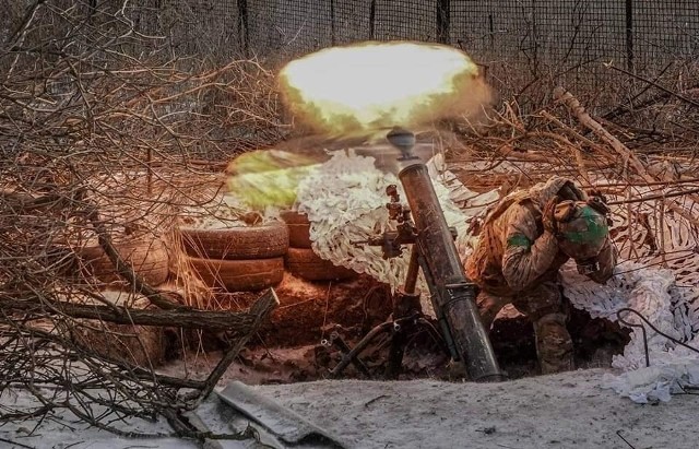 W okolicach Bachmutu trwają zacięte walki, a sytuacja wygląda niemal jak piekło na ziemi - ocenił ukraiński wojskowy.