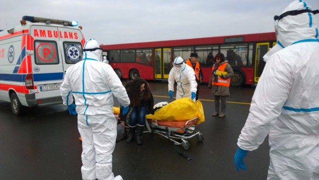 Ćwiczenia "Ebola 2014" na lubelskim lotnisku. Samolot z chorym pasażerem "zagrał" autobus