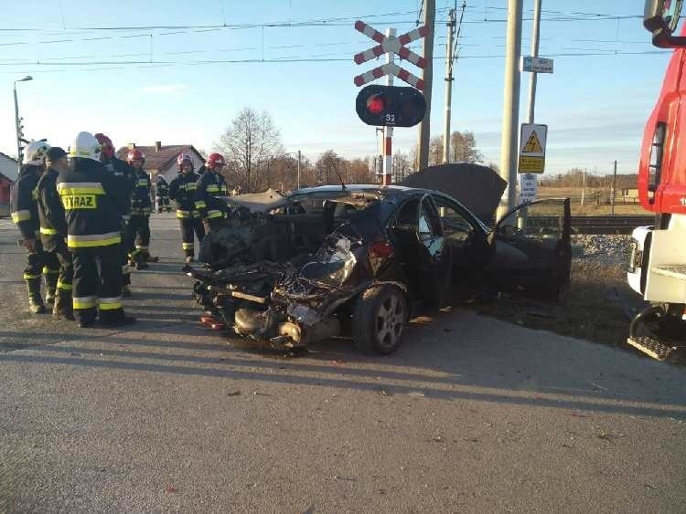 Kraksa na przejeździe kolejowym w gminie Piekoszów. Nikomu nic się nie stało