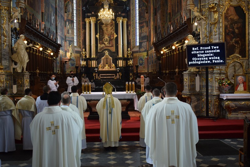 Uroczysta msza święta w intencji Ojczyzny w katedrze w Sandomierzu. Przewodniczył jej biskup Krzysztof Nitkiewicz [ZDJĘCIA]