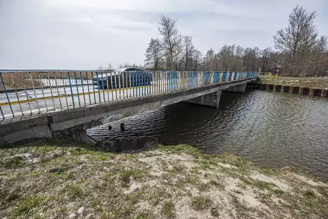 Mający 50 lat most na Kanale Jamneńskim w Mielnie zaczął się sypać.