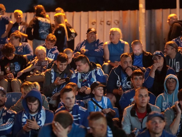 Wielkie Derby Śląska pomiędzy Górnikiem i Ruchem oglądało na telebimach na Cichej 4 tysiące fanów Niebieskich  Zobacz kolejne zdjęcia. Przesuwaj zdjęcia w prawo - naciśnij strzałkę lub przycisk NASTĘPNE