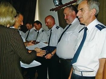 Wśród awansowanych na wyższe stopnie znalazł się także asp. Szymon Sala (trzeci od lewej) - oficer prasowy KP Policji w Myślenicach Fot. Katarzyna Hołuj