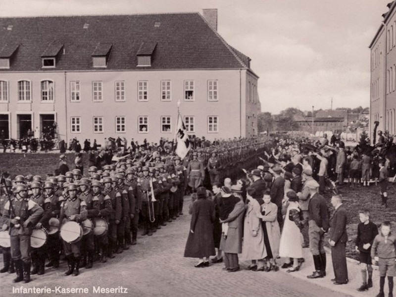 Uroczystość wojskowa w koszarach w Międzyrzeczu (Meseritz)