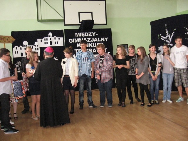 Nagrodę za zajęcie I miejsca w konkursie wręcza gimnazjalistom z "Piątki&#8221; biskup Henryk Tomasik.