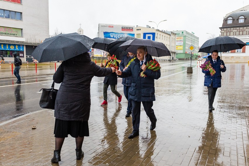 Prezydent i zastępcy wręczali białostoczankom kwiaty w Dzień...