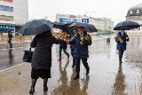 Dzień Kobiet w Białymstoku. Prezydent i zastepcy wręczali kwiaty (zdjęcia)